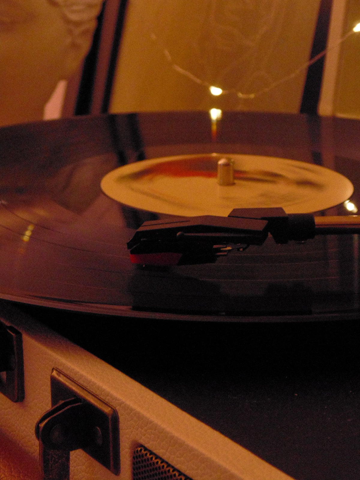 Disque vinyle sur une platine dans une lumière chaude